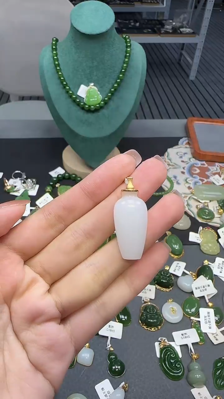 18K金镶嵌和田玉挂件1