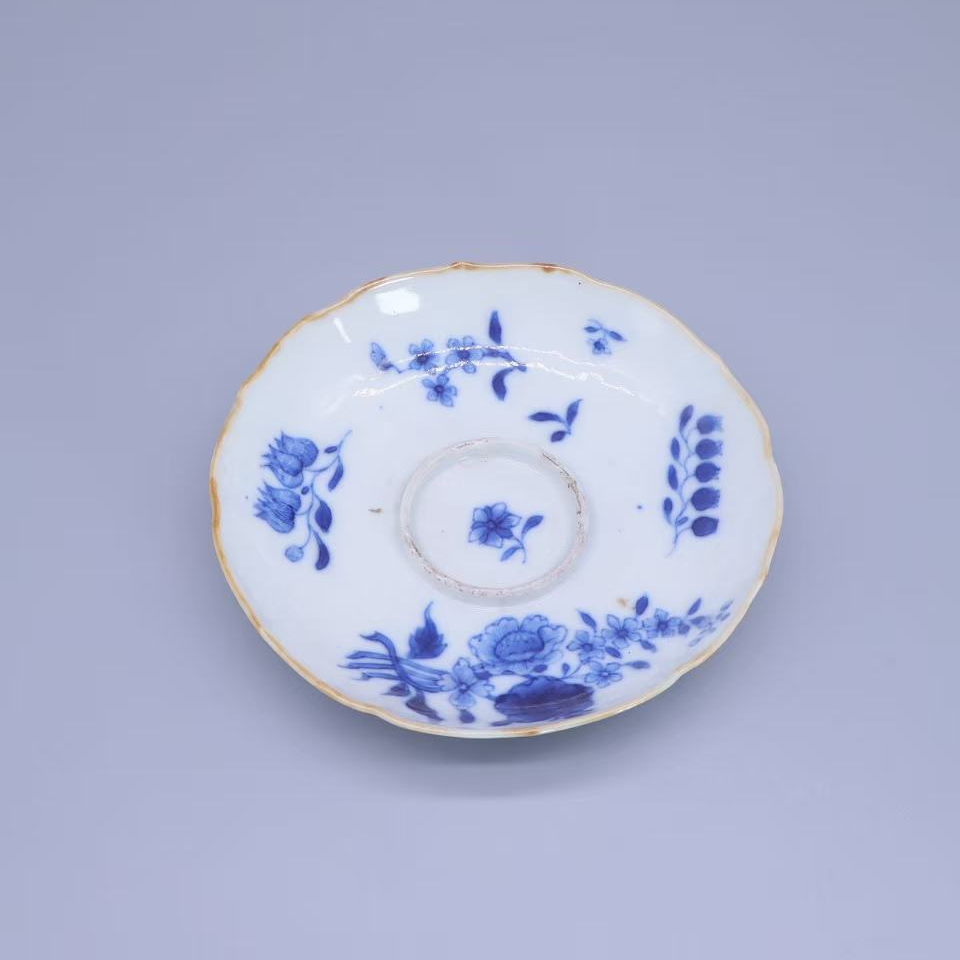 9: 清晚期青花花卉纹盏托
