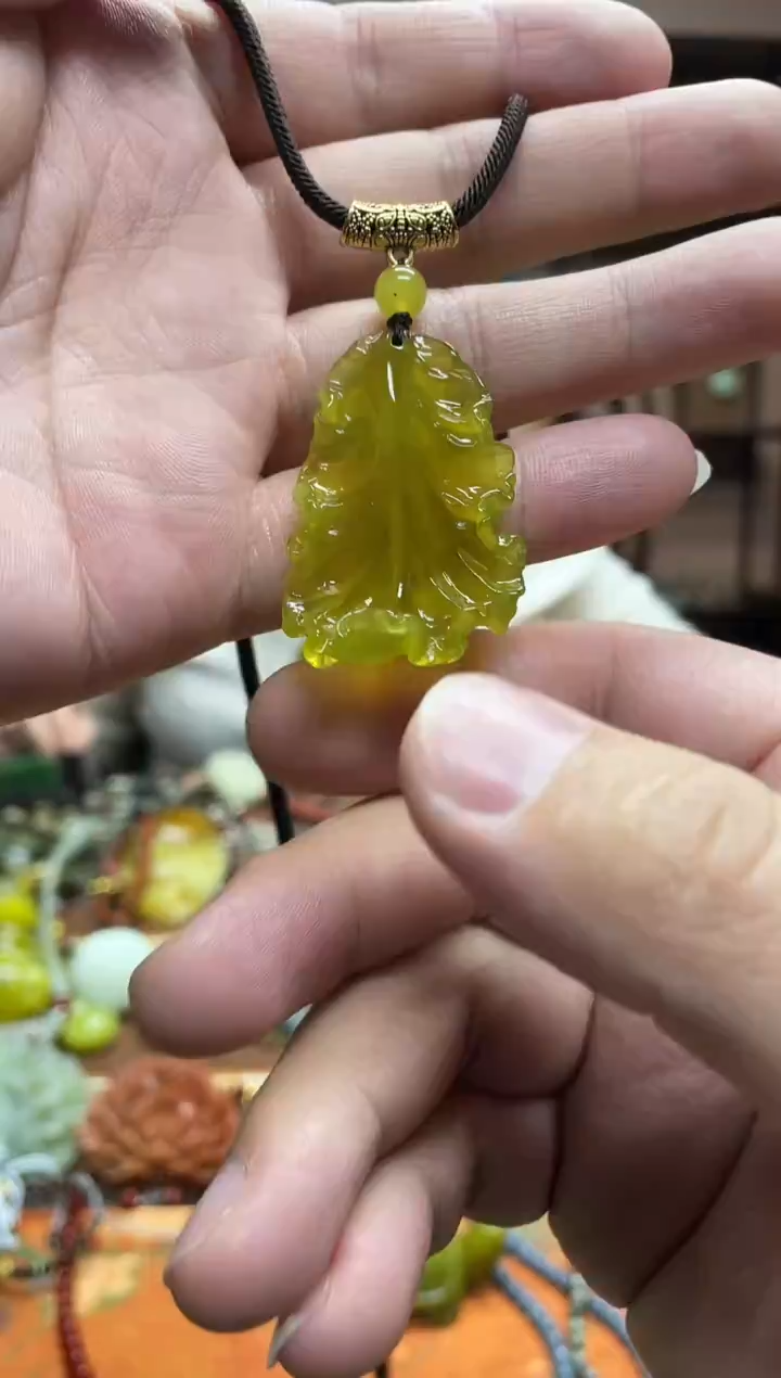 未镶嵌岫玉颈饰·