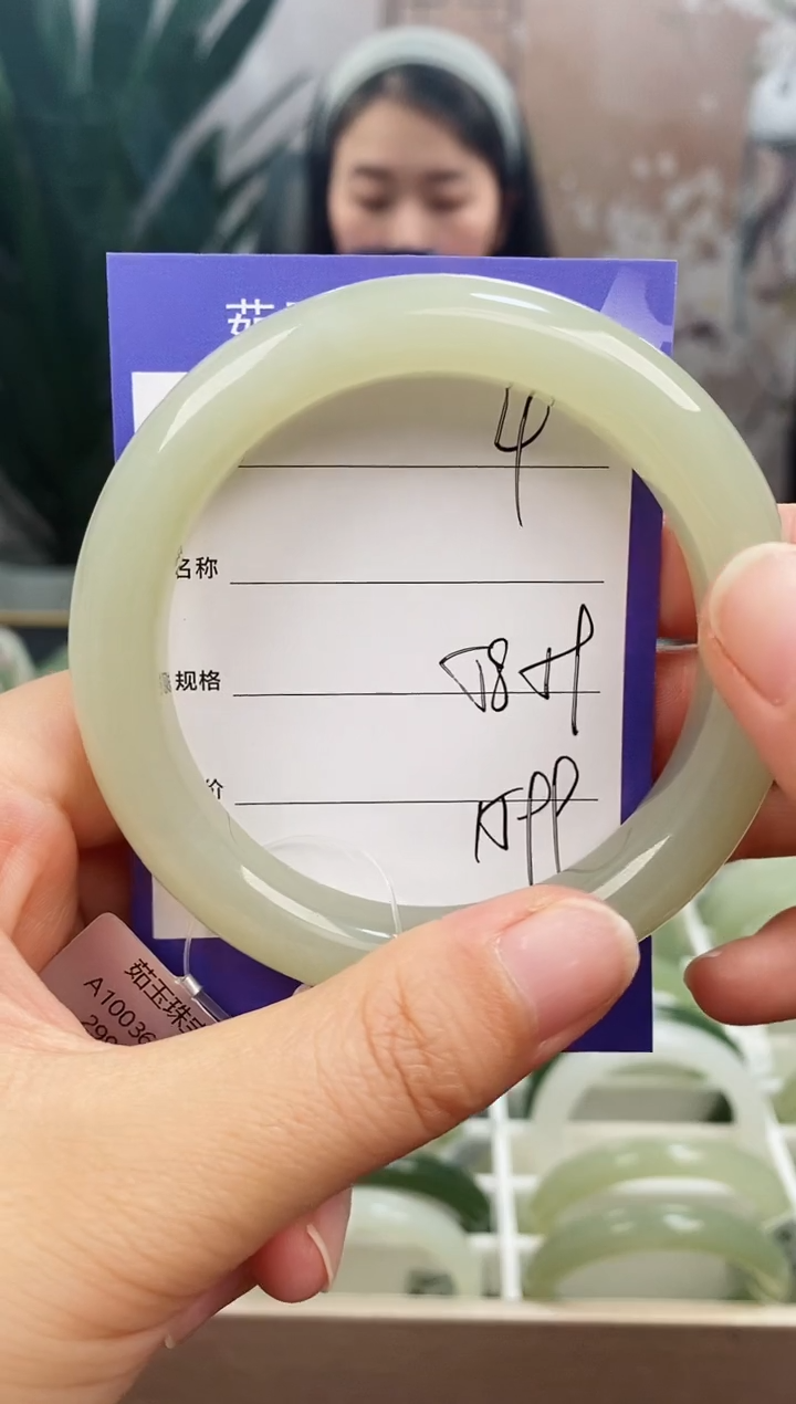 和田玉手镯未镶嵌微色差4