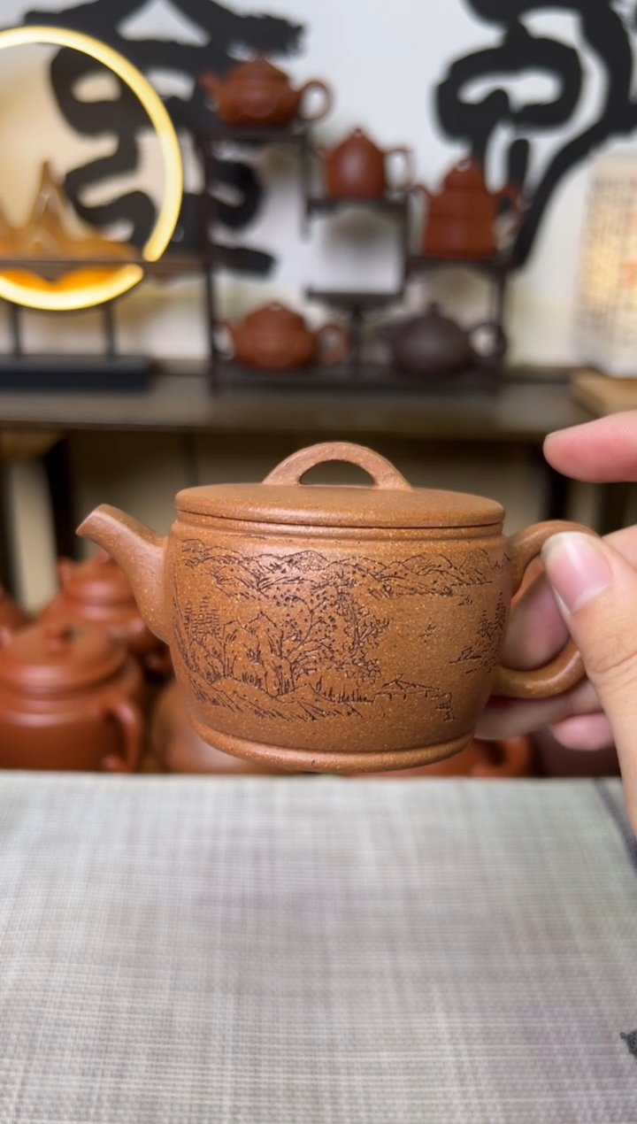 【闪购商品】段泥茶壶黄降坡汉瓦壶山水刻125CC-甘来兵