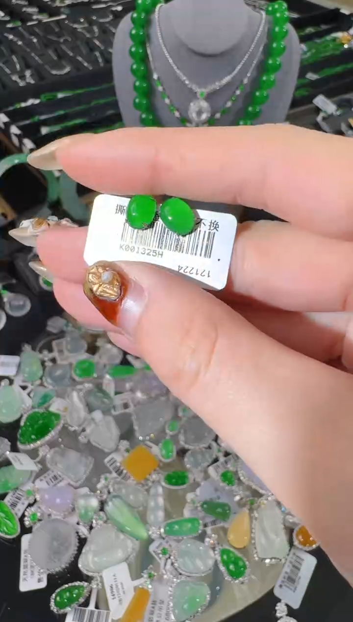 【闪购商品】翡翠耳饰18K金镶嵌蛋面