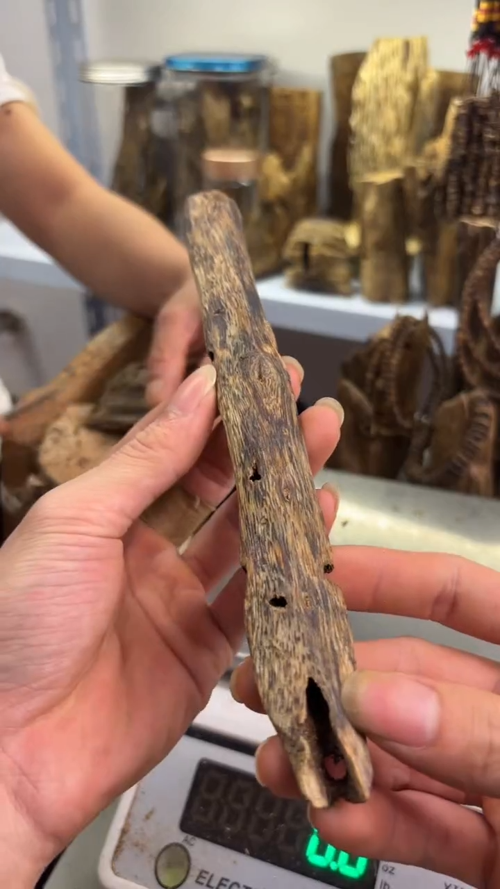 沉香碎屑沉香乌身圆叶品种天然树心油虫漏