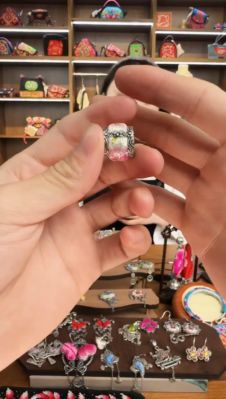 【闪购商品】织绣126蒙阿苏苗绣传承