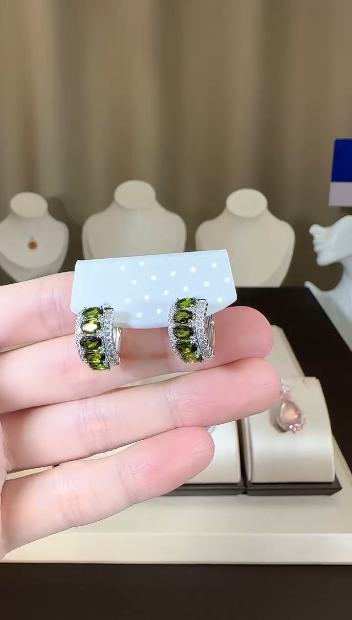 【闪购商品】透辉石耳扣银S925镶嵌精致