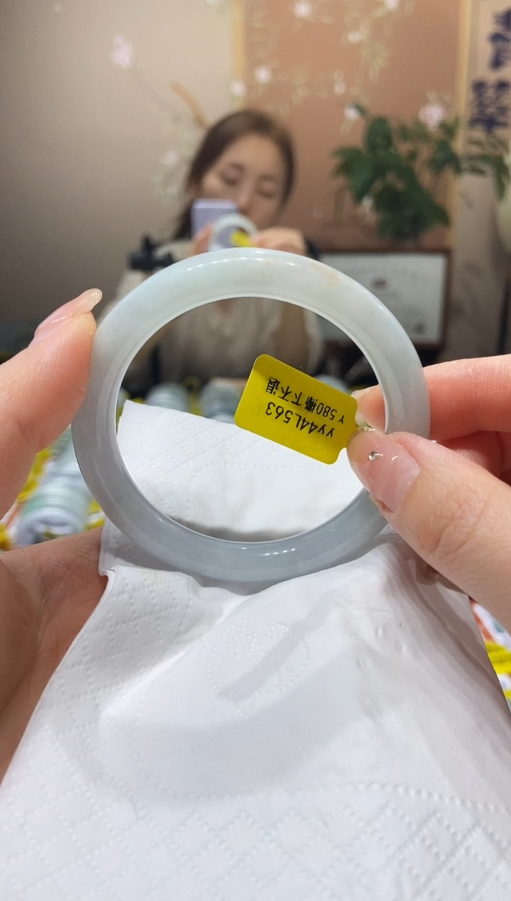 【闪购商品】翡翠手镯未镶嵌56圈口