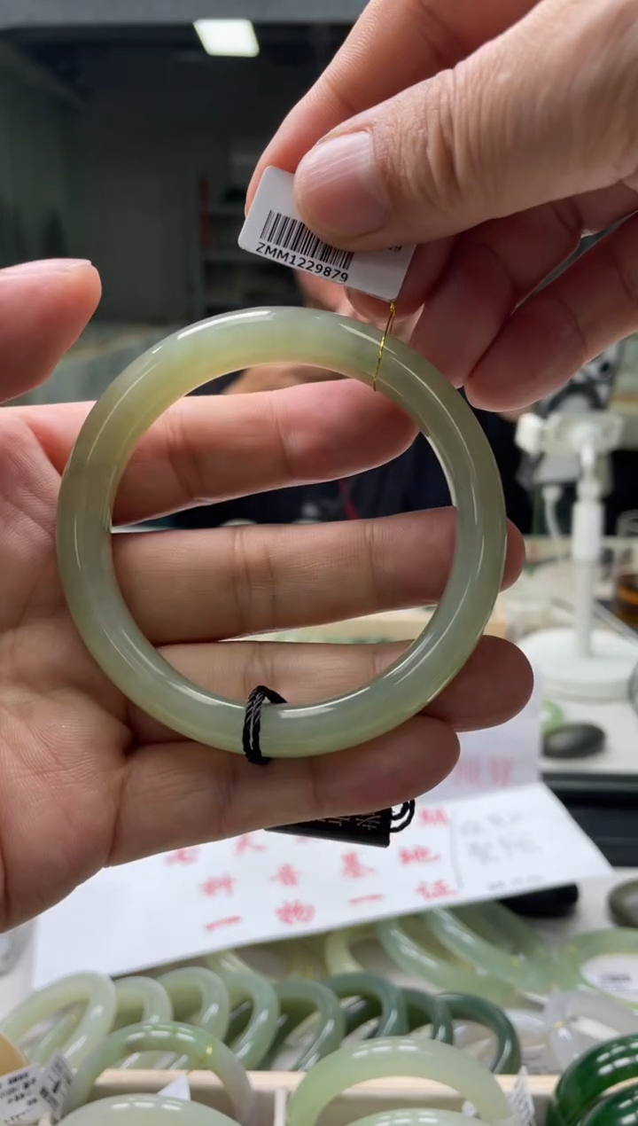 【闪购商品】和田玉手镯未镶嵌编码 9879圈口60-61