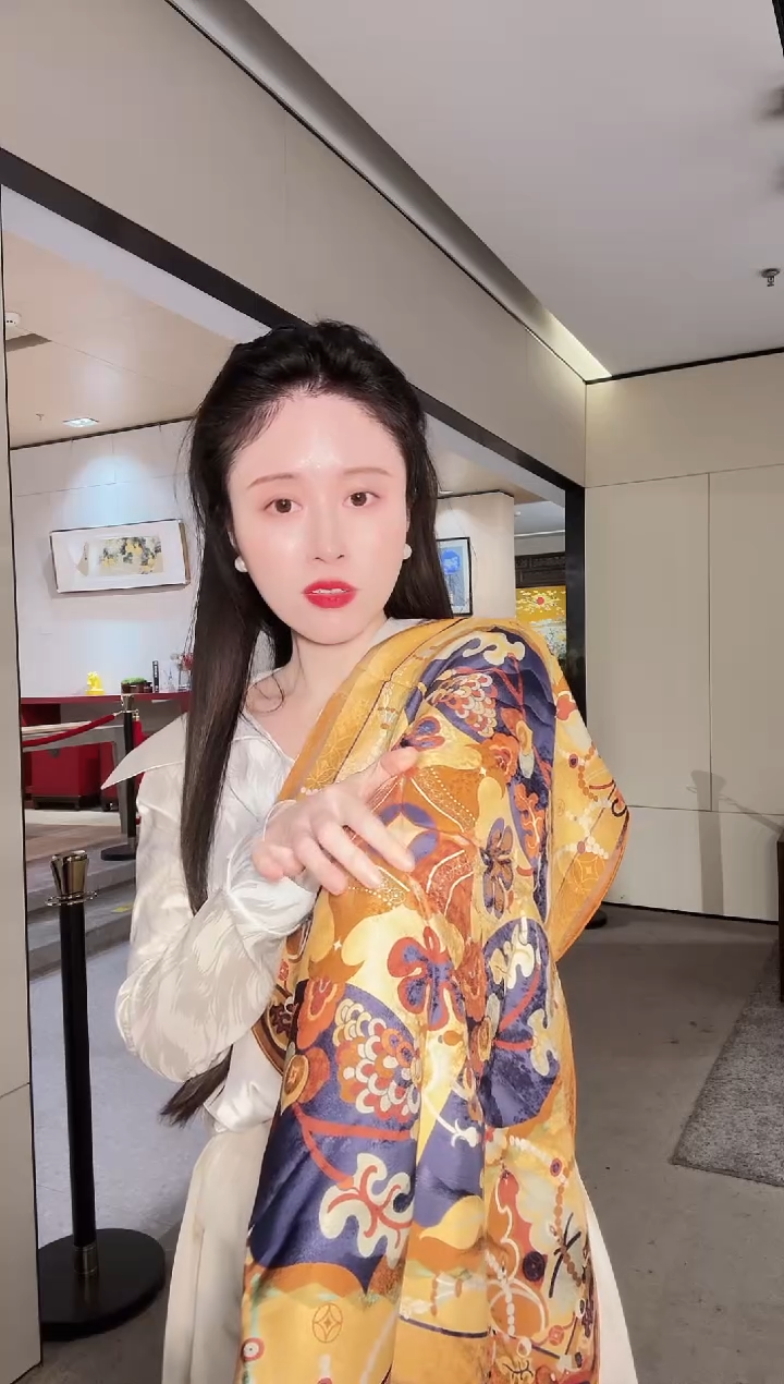 小****咩瑞果天授方巾
