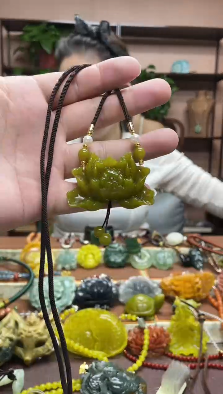 未镶嵌岫玉吊坠多样性发货发其中之一