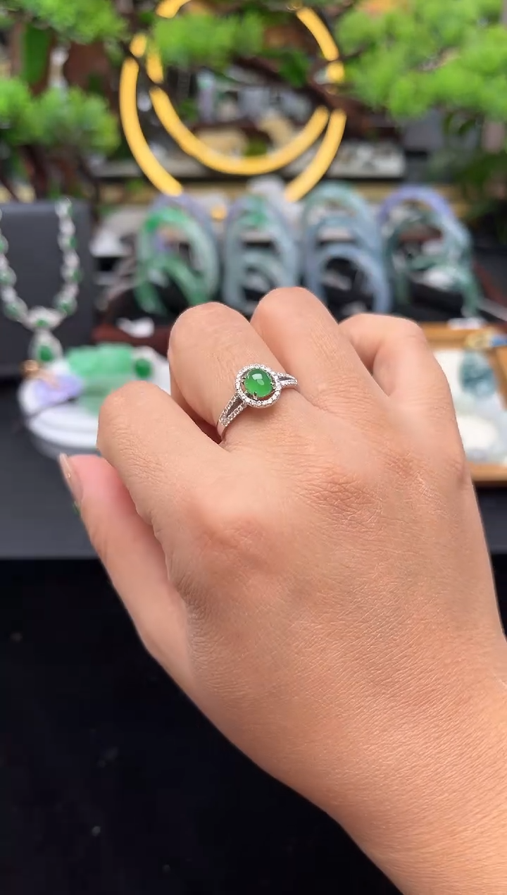 18K金镶嵌戒指翡翠戒指