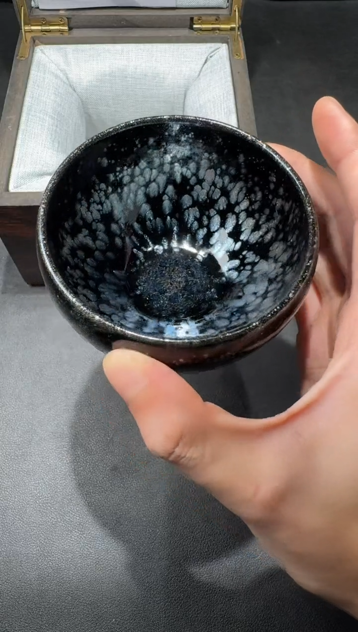 茶盏李英黑底银斑113