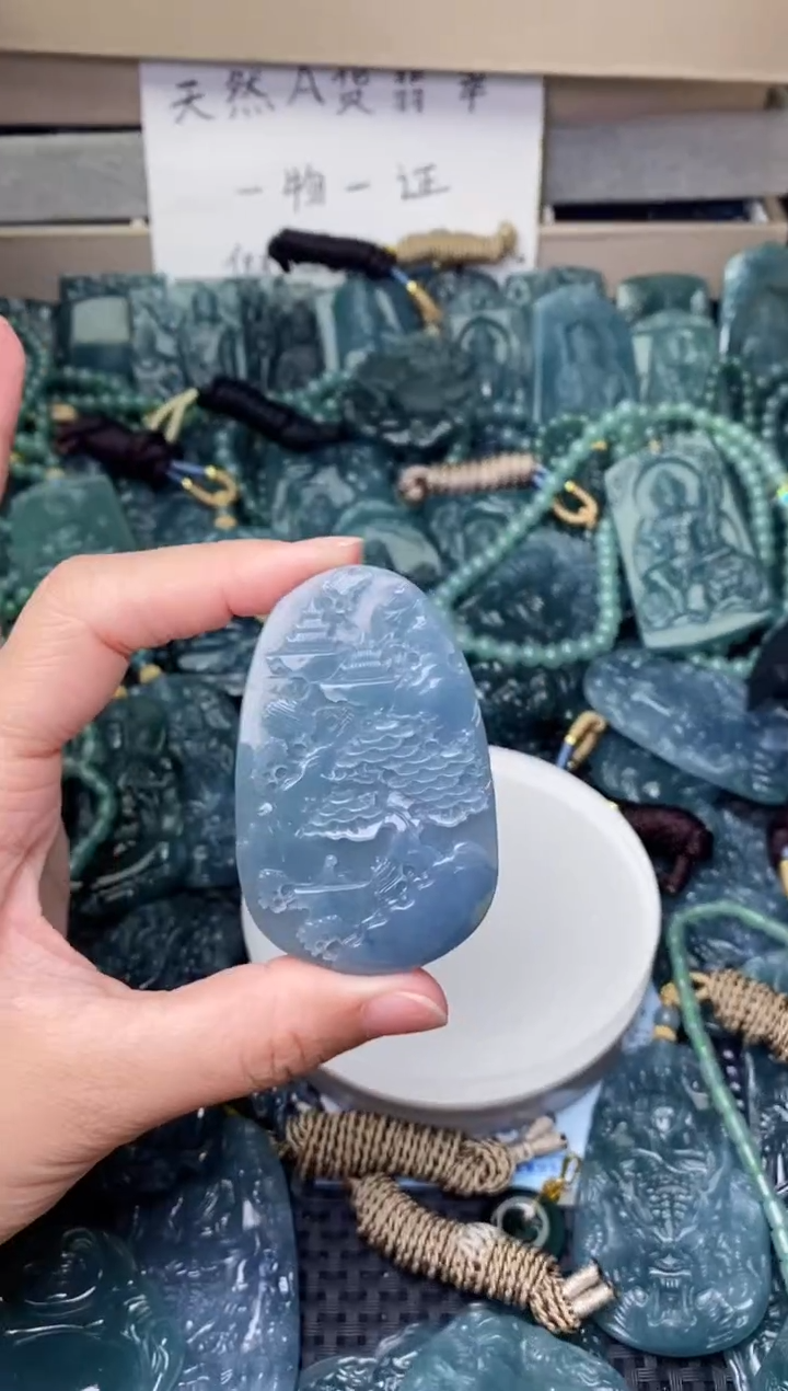 翡翠未镶嵌颈饰          