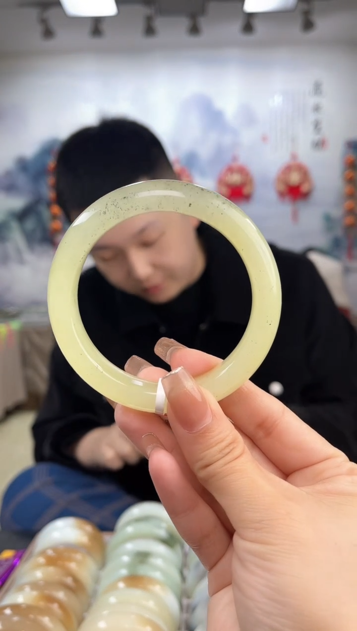 【闪购商品】和田玉手镯未镶嵌58-60圈口仅一只