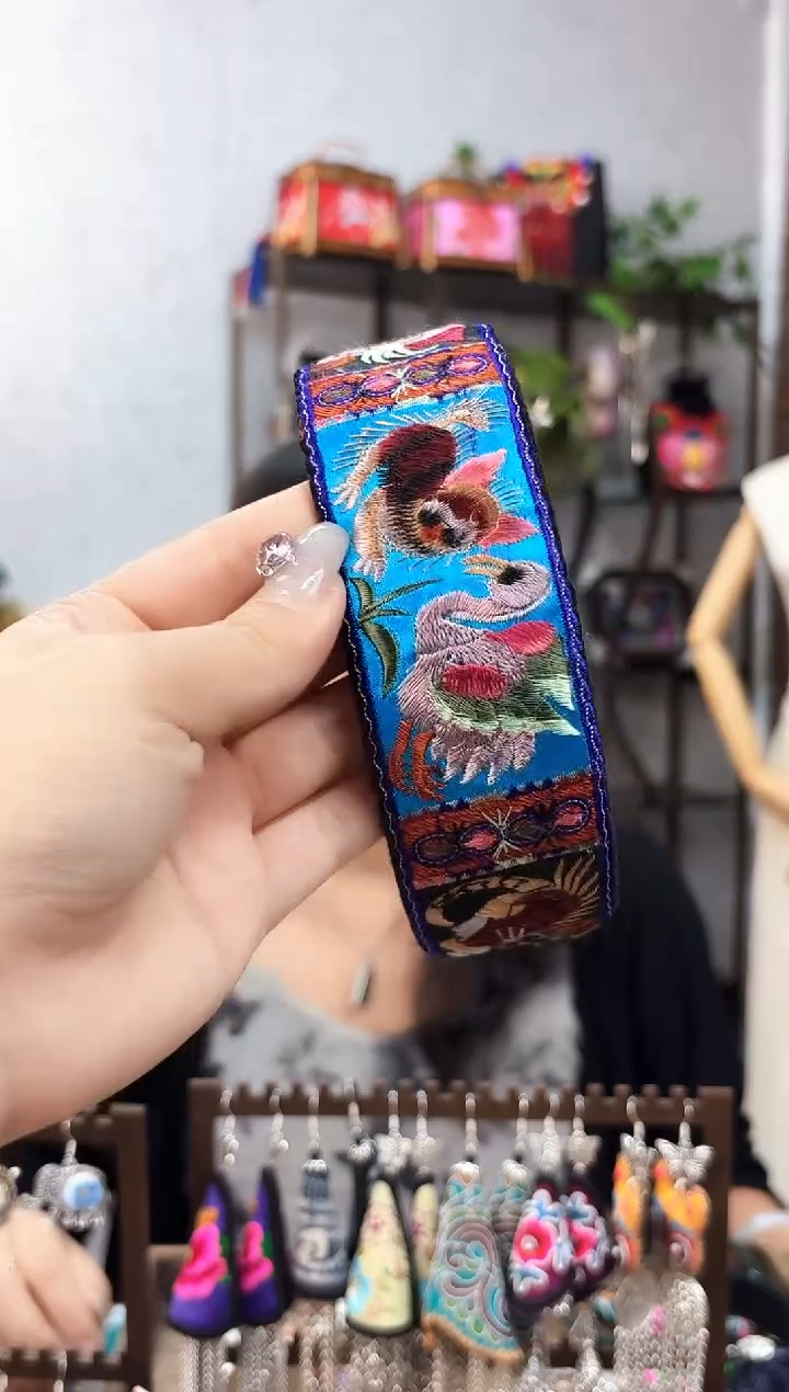 织绣云织瑶非遗老绣饰品920