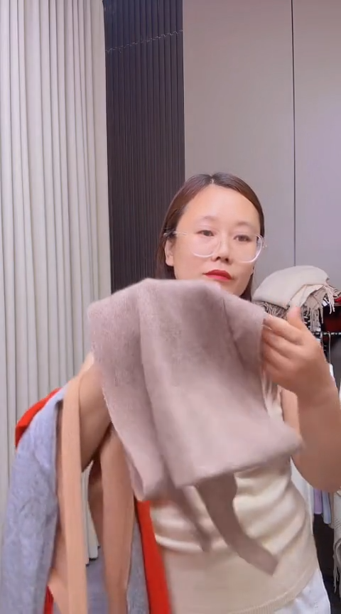 经典百搭纯色三角巾紫绒色