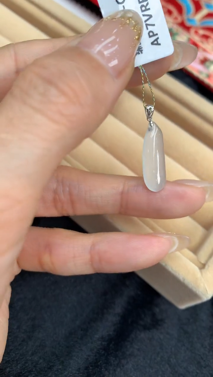 【闪购商品】翡翠颈饰18K金镶嵌福瓜