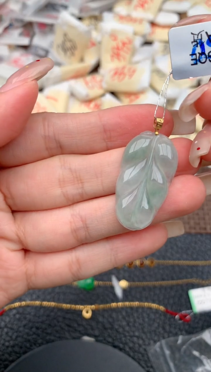 18K金镶嵌挂件翡翠一