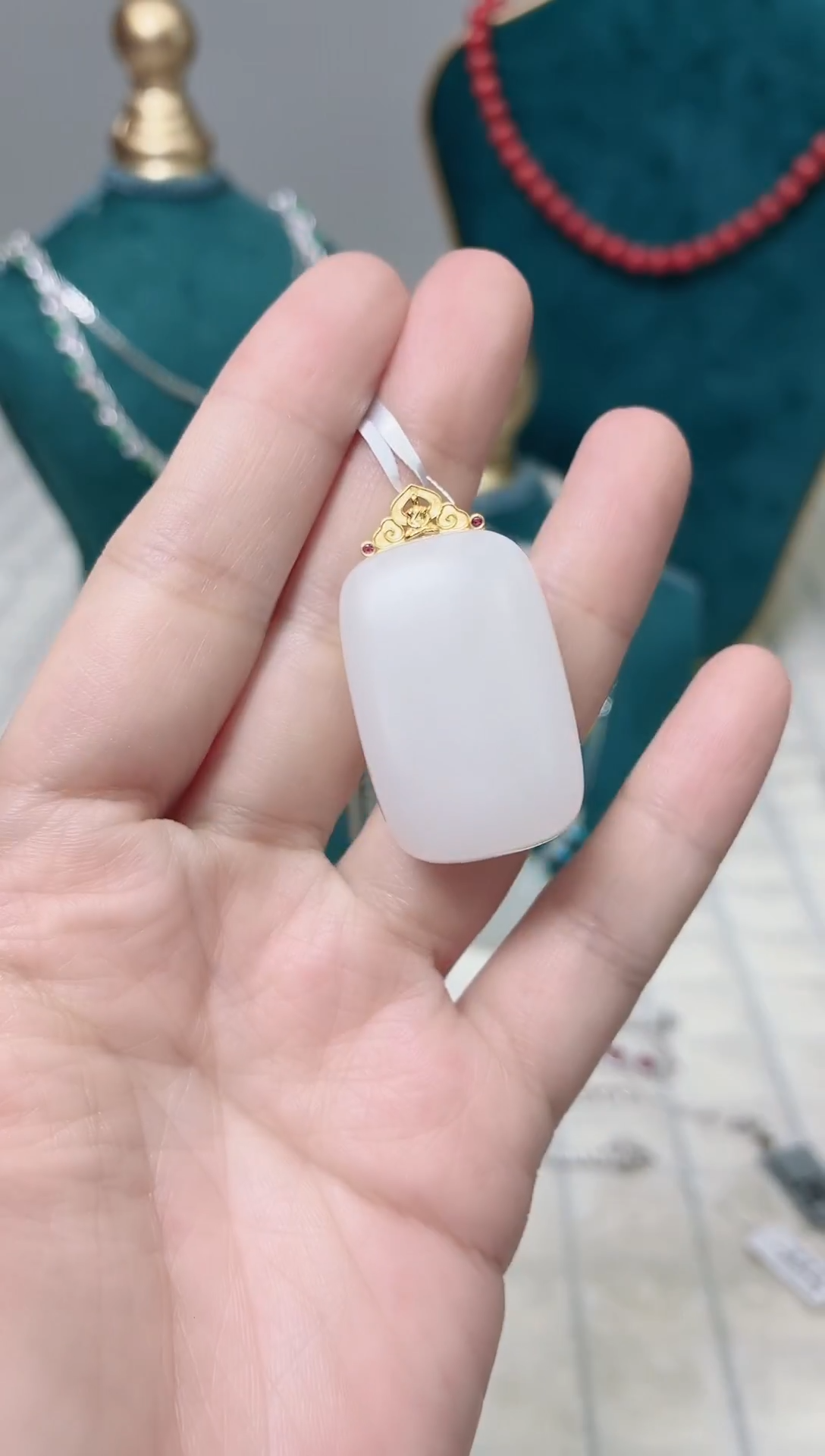 吊坠(不含链)18K金镶嵌和田玉179BJ1225产品一个（多样性）