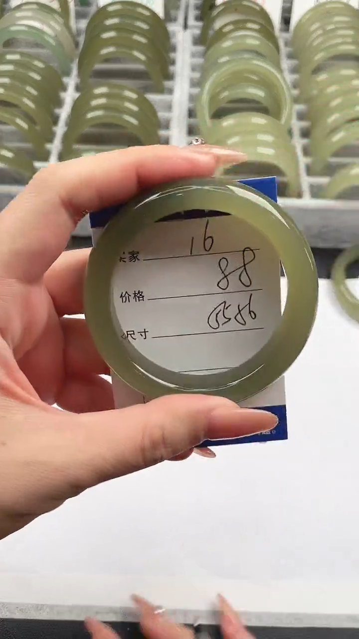 未镶嵌手镯石英质玉湖水绿