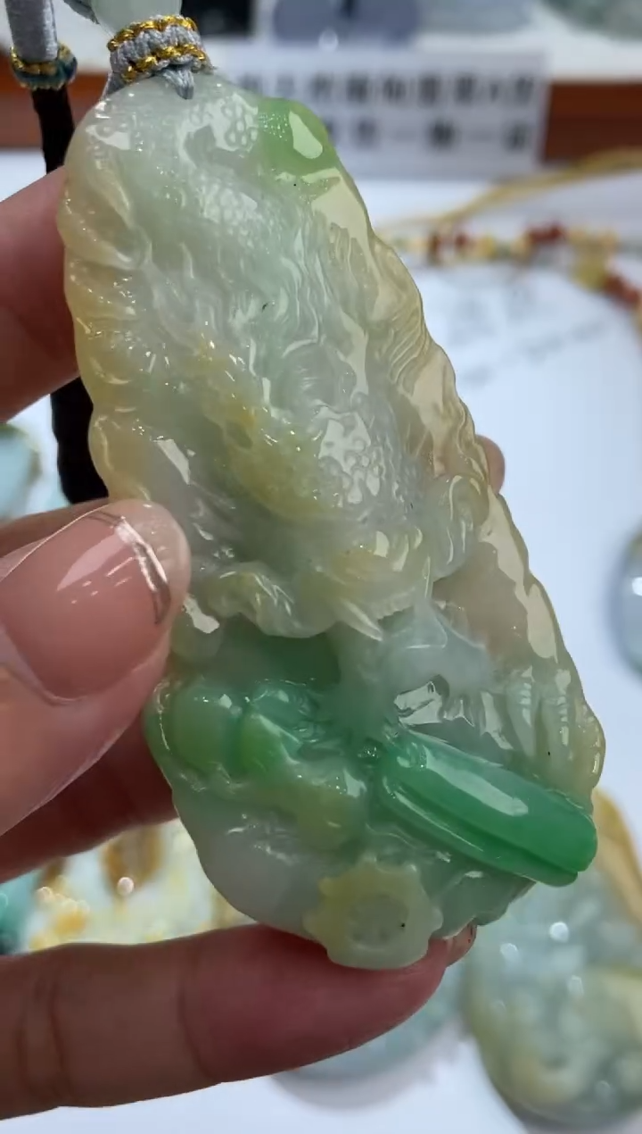 翡翠未镶嵌挂件281432    