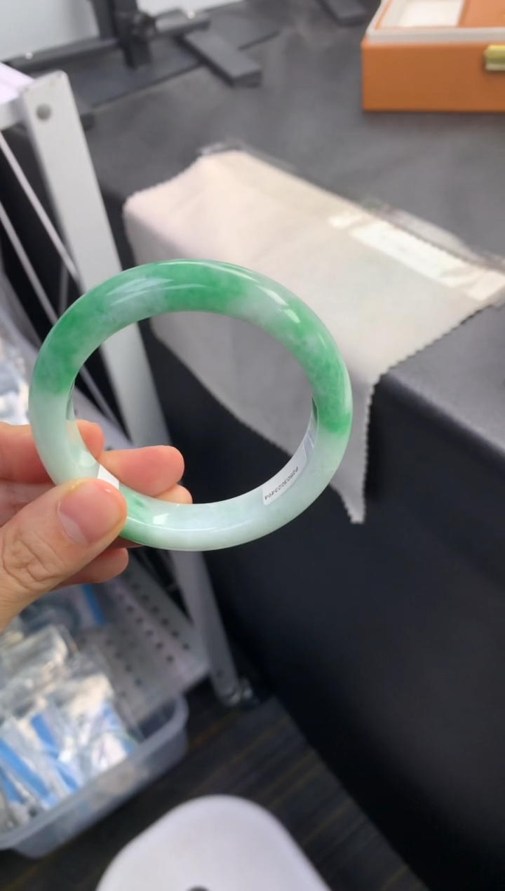 未镶嵌手镯翡翠退货需手镯吊牌标签完好