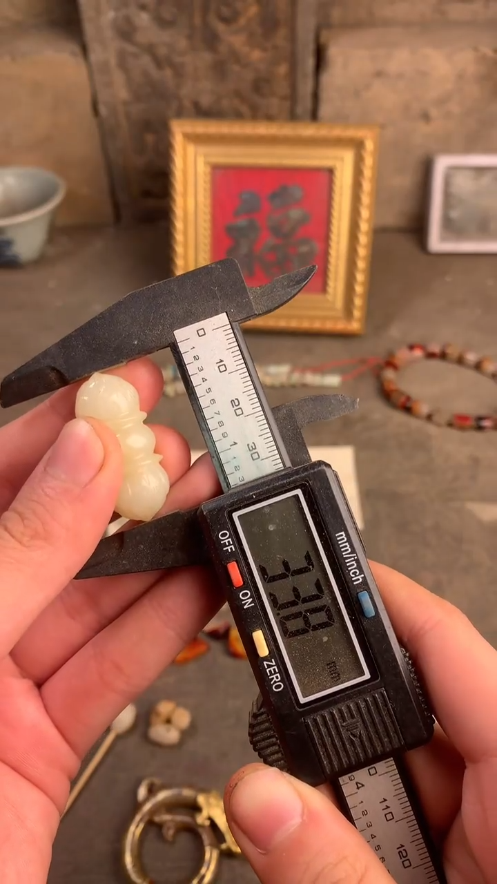 【闪购商品】透闪石质玉车挂未镶嵌1