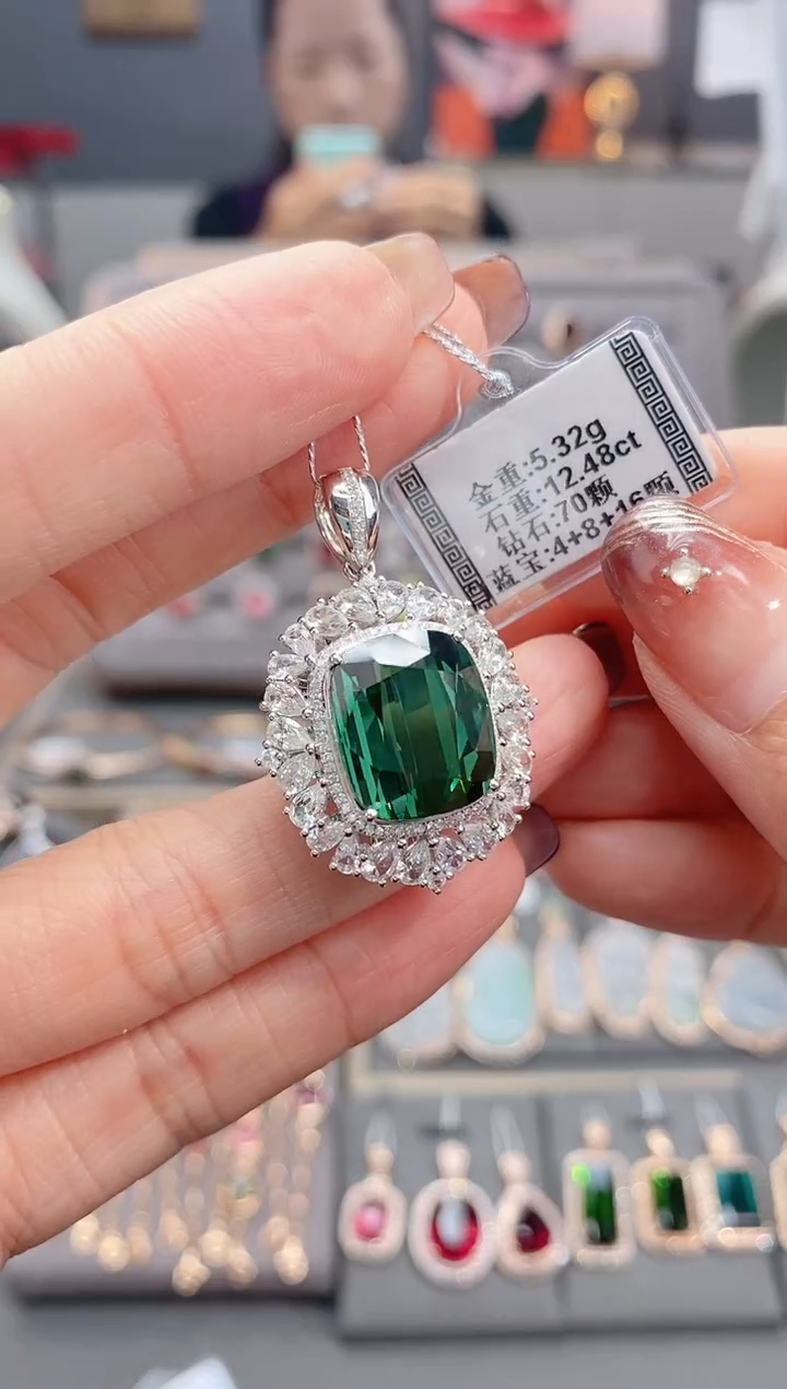 颈饰18K金镶嵌碧玺12.48