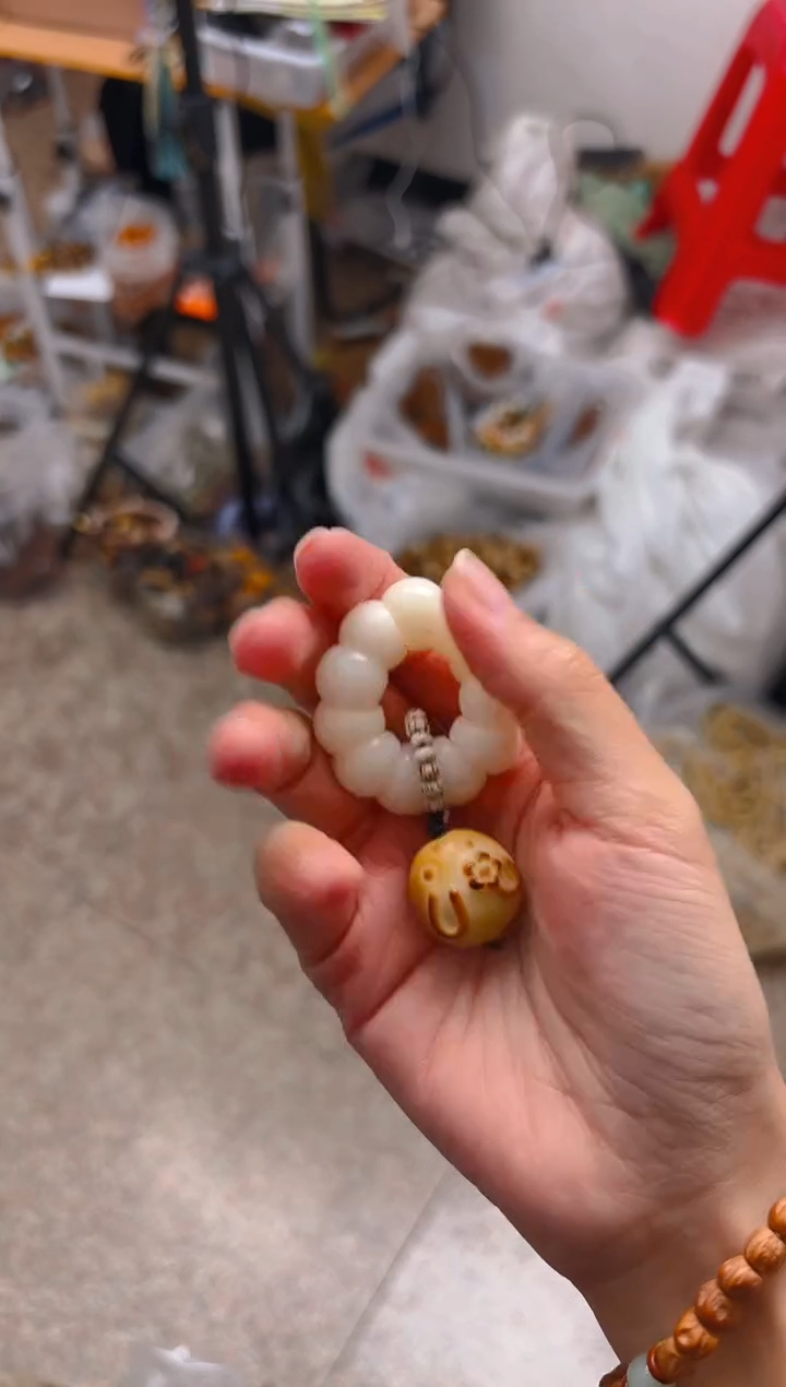 吊坠菩提根/象牙果白色手捻 黄色花兔