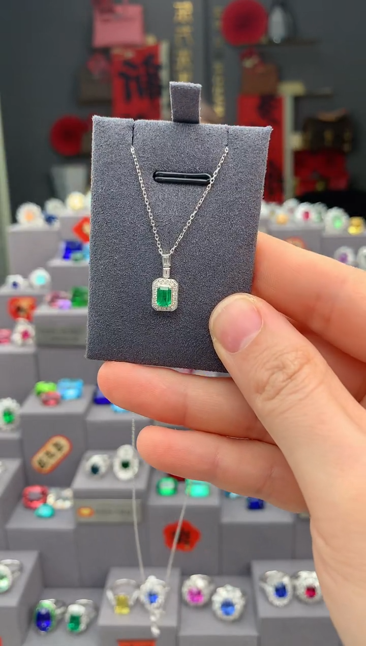 【闪购商品】祖母绿项链18K金镶嵌29分祖母绿项链