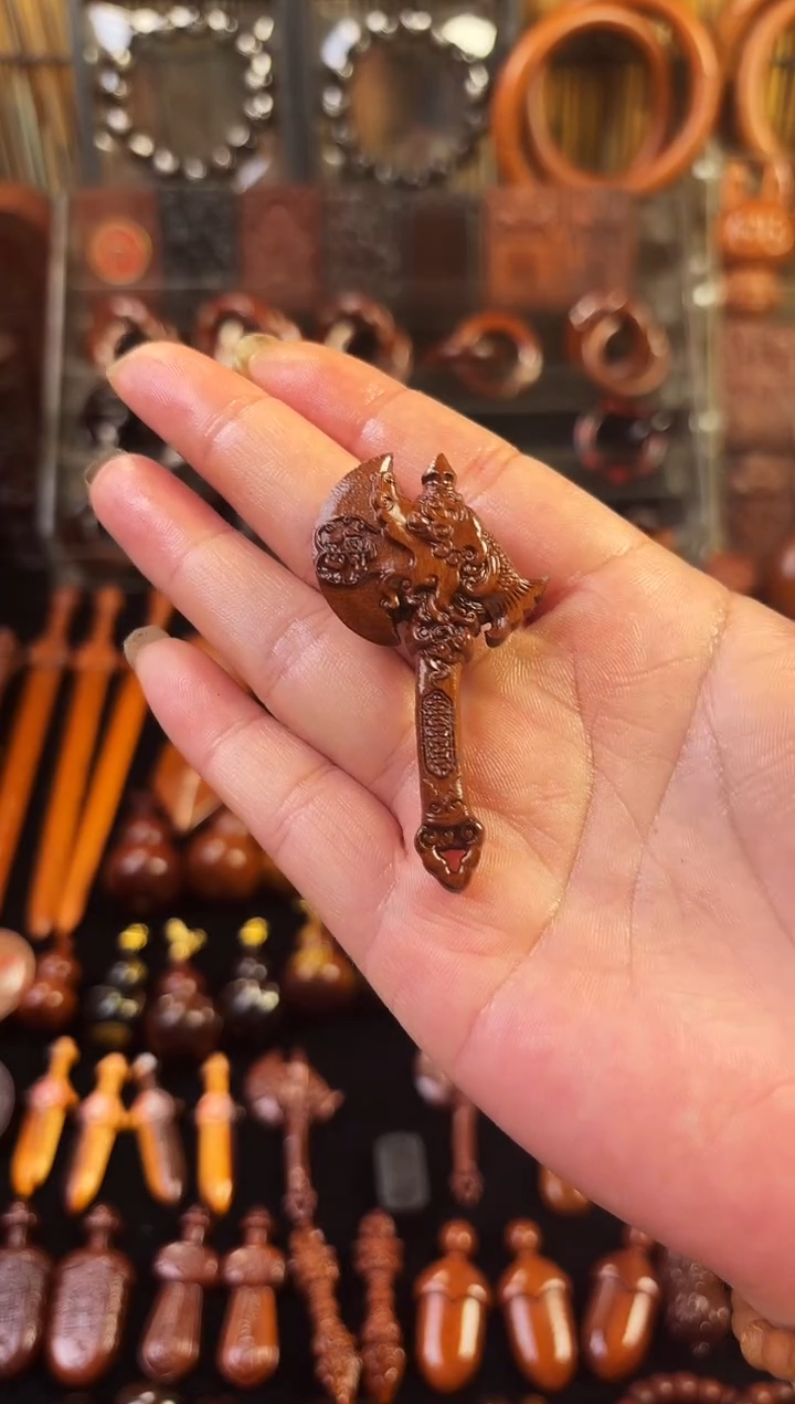 雷枣木老料鱼尾小斧头吊坠