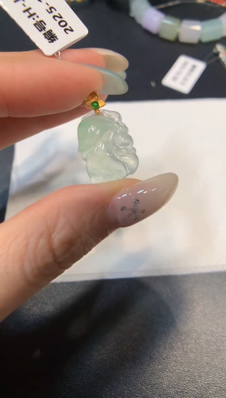 颈饰18K金镶嵌翡翠花件吊坠 