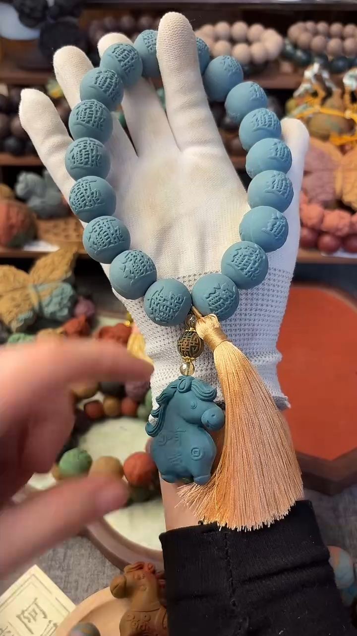 泥塑玉兰龙涎招财金宝手持一条