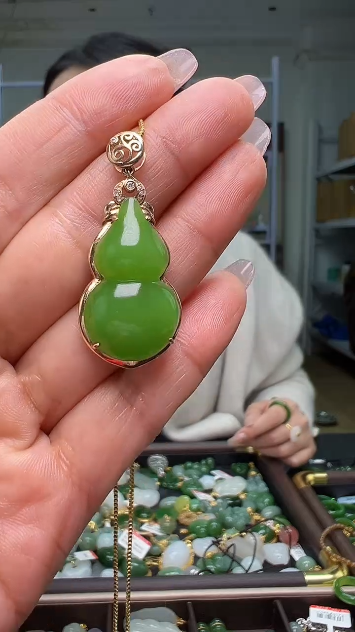 颈饰18K金镶嵌和田玉（多样性发货.发其一)12.05.124