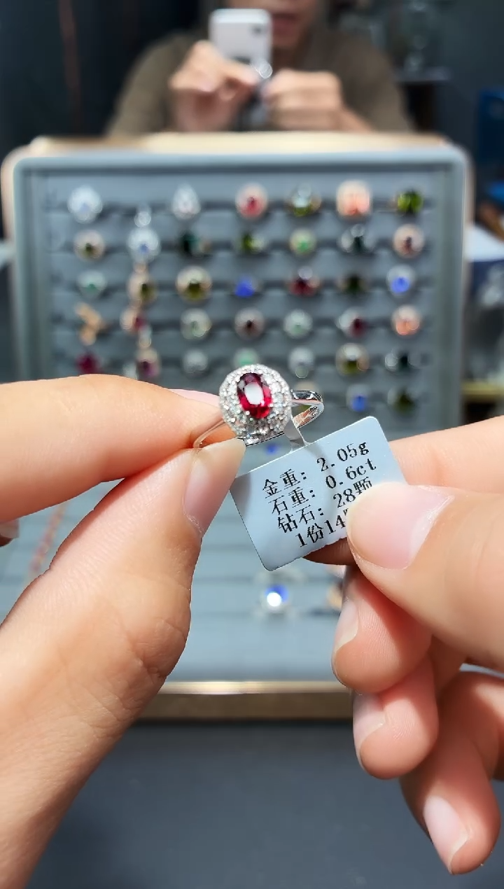 18K金镶嵌戒指红宝石0.6..