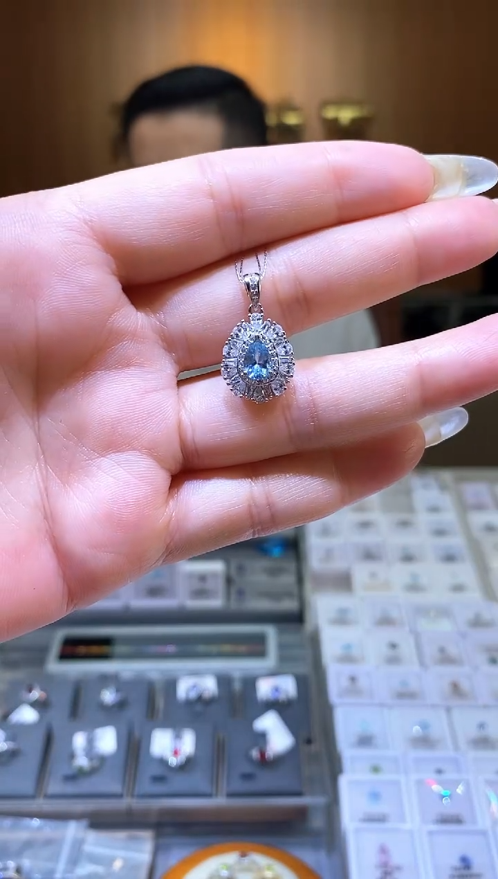 【闪购商品】海蓝宝石吊坠(赠链)银S925镶嵌天然海蓝宝吊坠