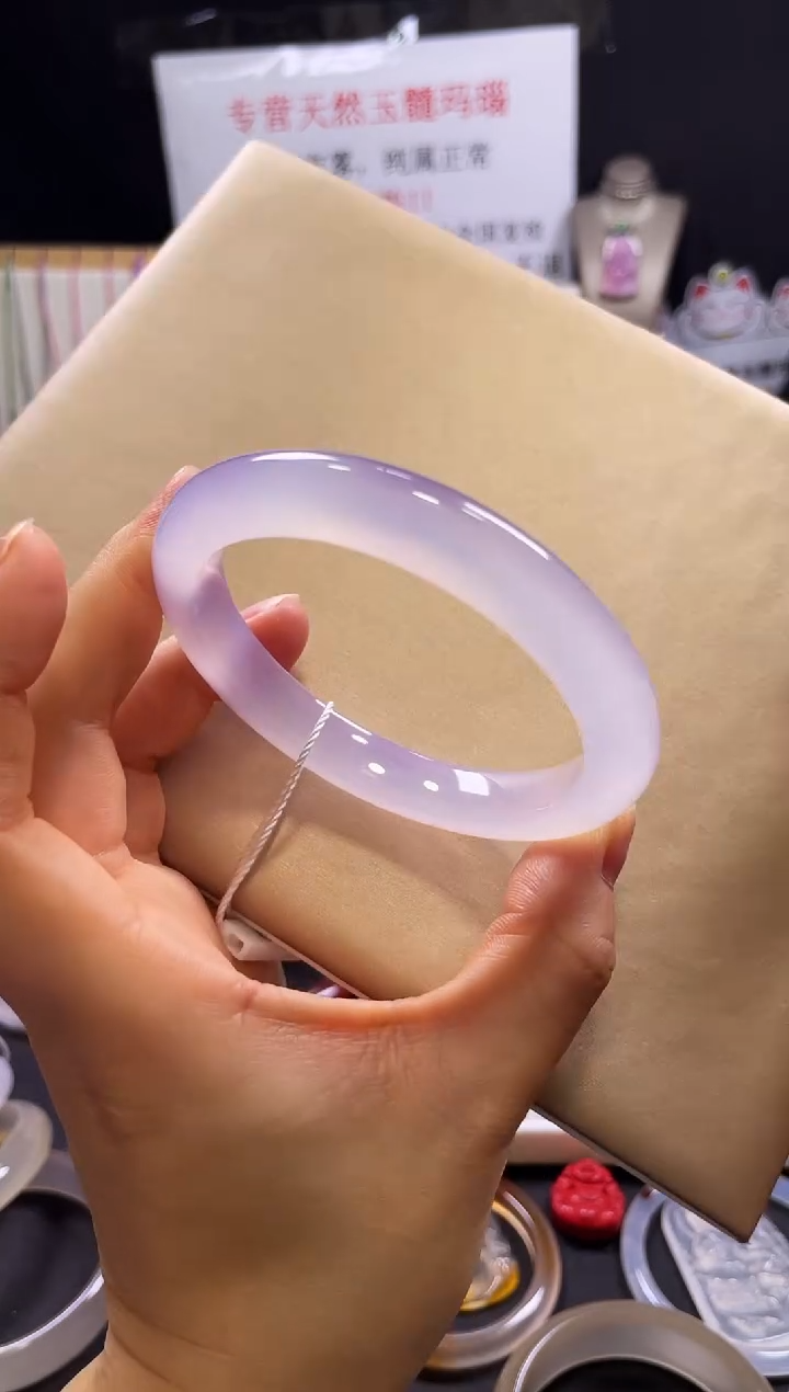 【闪购商品】玛瑙/玉髓手镯未镶嵌不同光线不同角度颜色不同