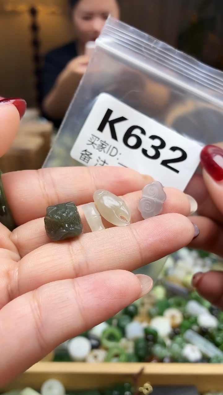 颈饰未镶嵌和田玉4个