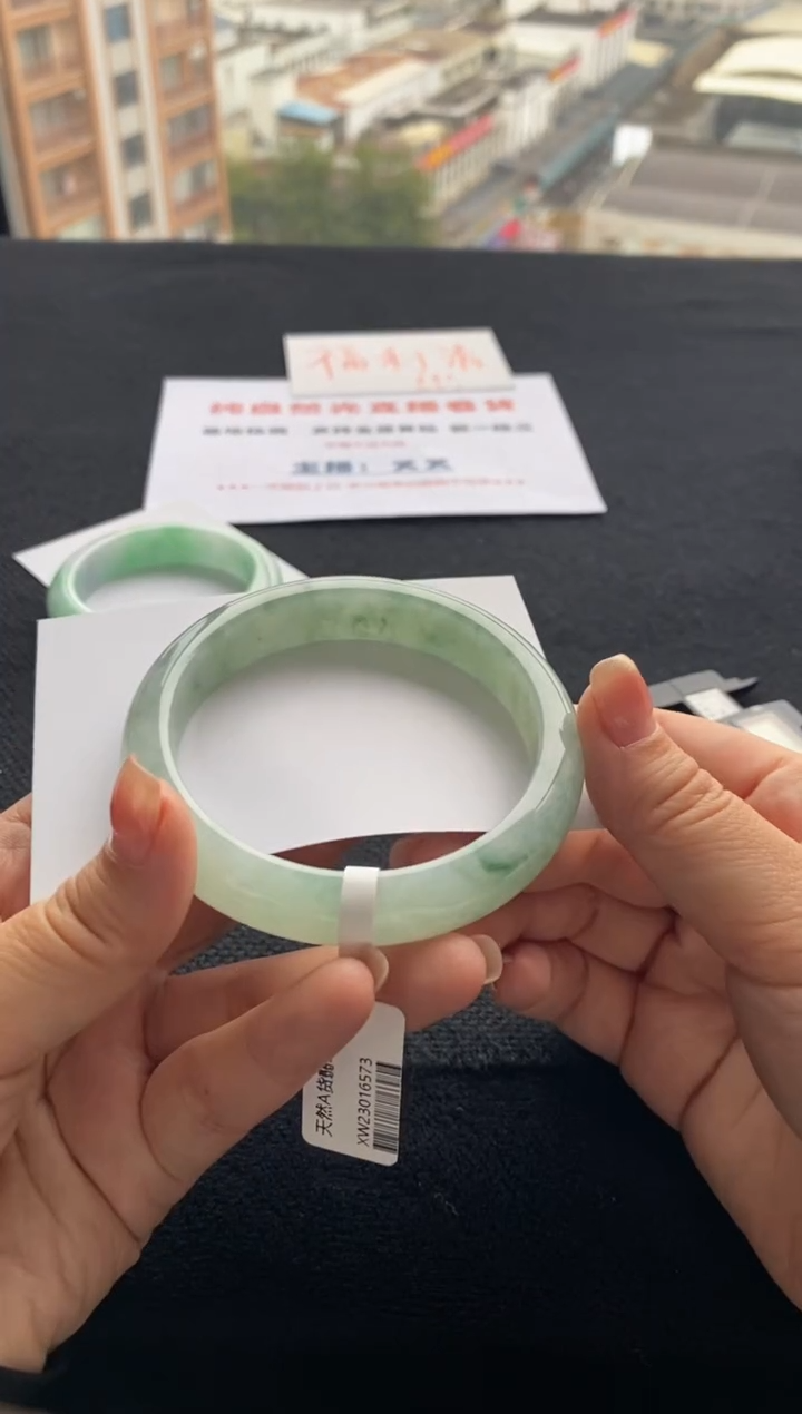 【闪购商品】翡翠手镯未镶嵌买断价XW016573