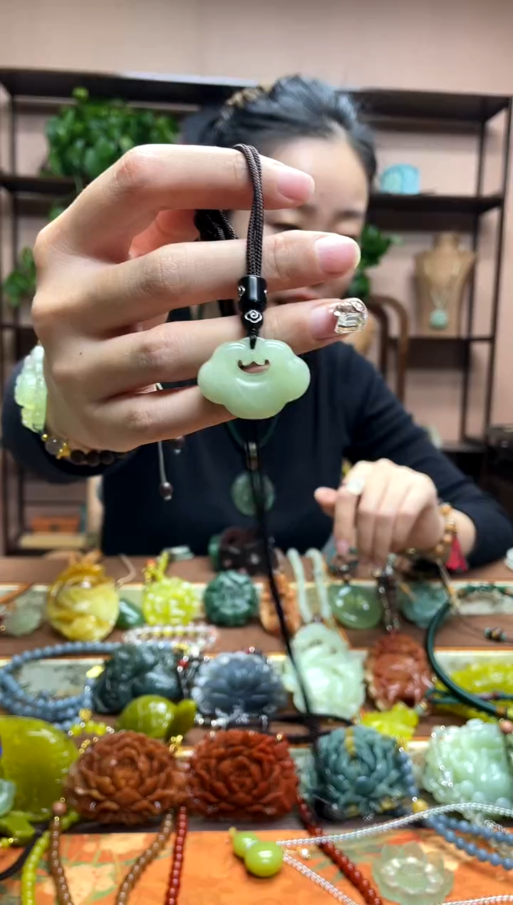 未镶嵌岫玉颈饰·1