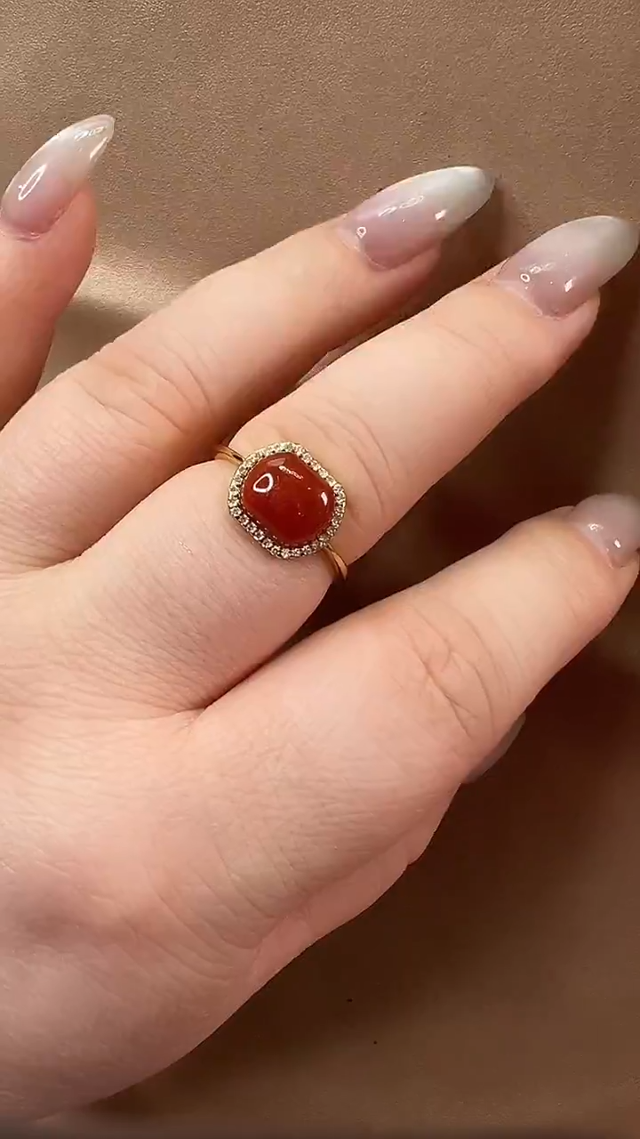 颈饰未镶嵌南红玛瑙戒指