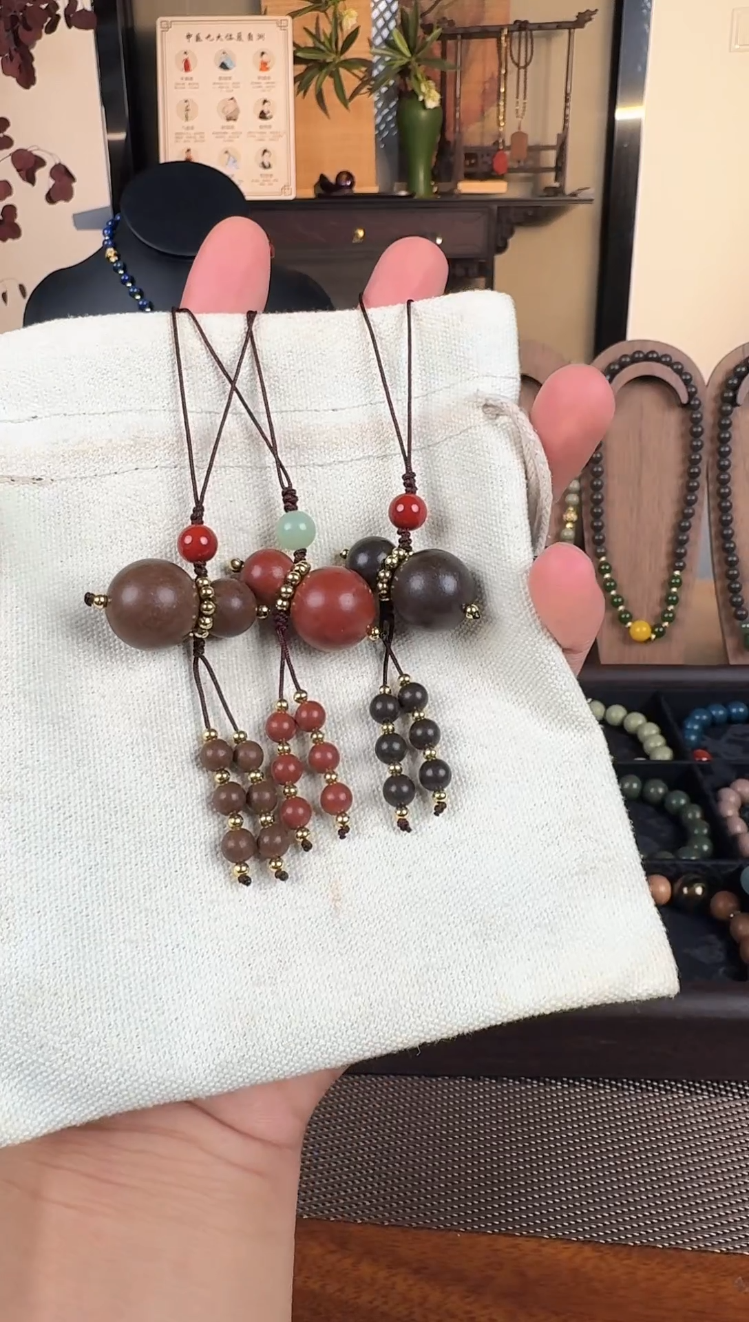 泥塑息肌丸、花蕊夫人、鹅梨帐中香 3个葫芦