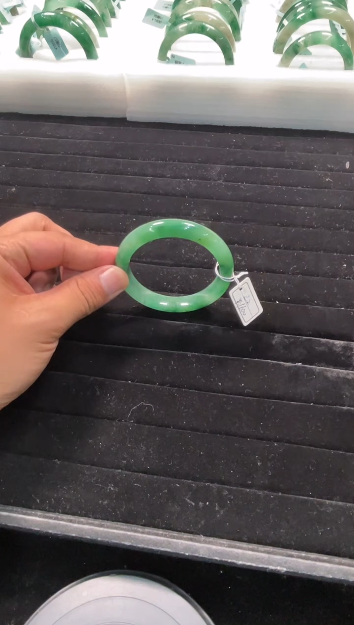 石英质玉手镯未镶嵌手镯