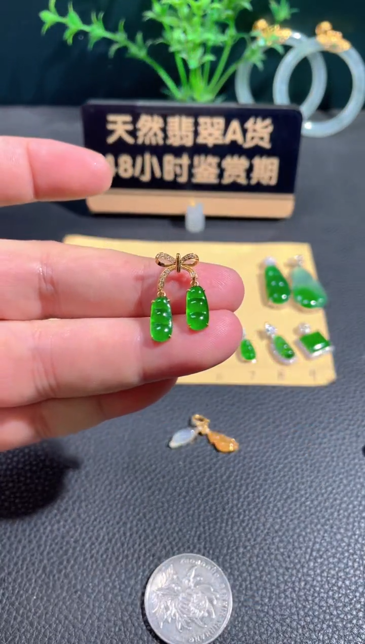 翡翠18K金镶嵌颈饰翡翠