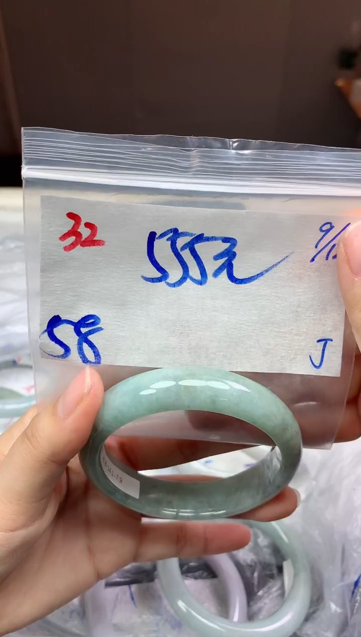 未镶嵌定制翡翠32毛货需精细抛光手镯拍一发一