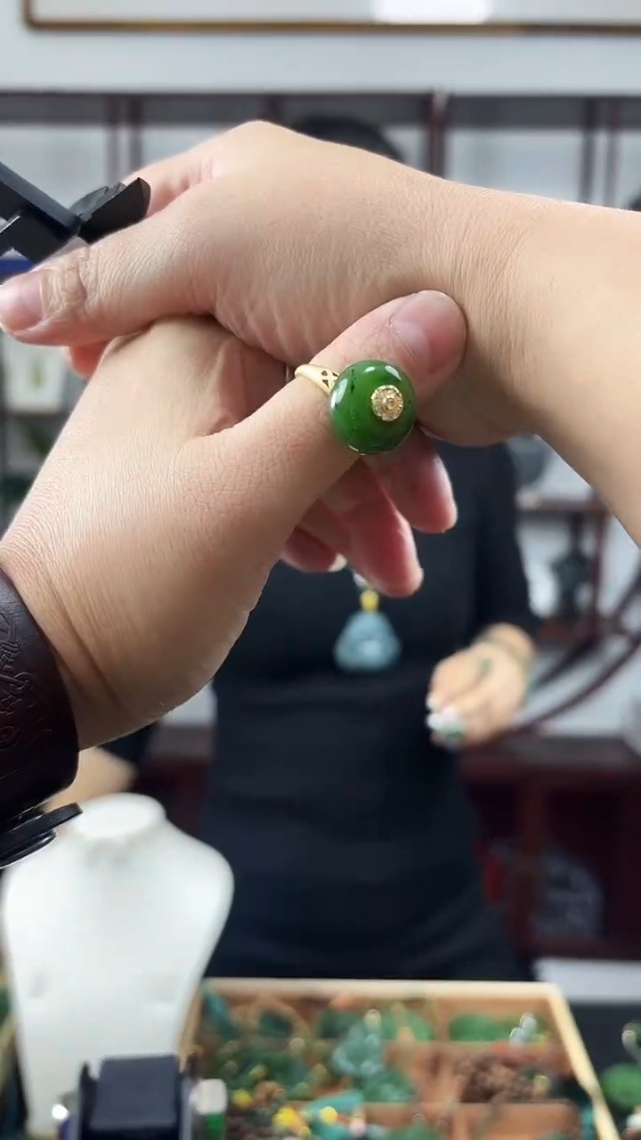 颈饰未镶嵌和田玉戒指