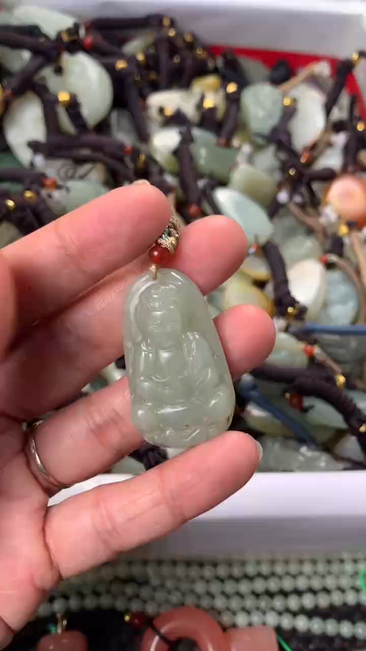 【闪购商品】和田玉颈饰未镶嵌多样性发货没有证书.拍一发一，有瑕