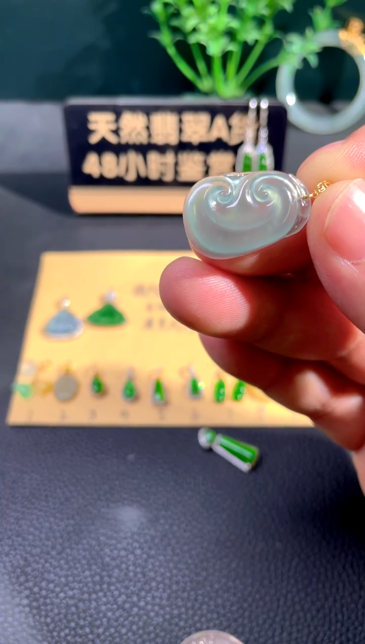 颈饰18K金镶嵌翡翠翡翠