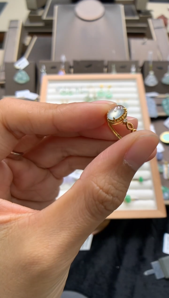 颈饰18K金镶嵌翡翠戒指