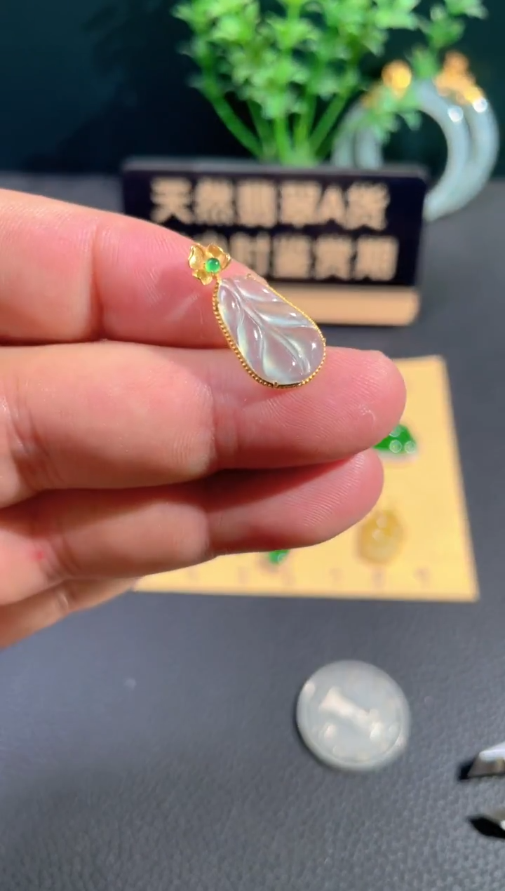 颈饰18K金镶嵌翡翠翡翠