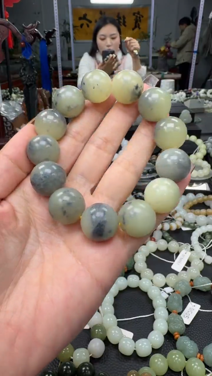 未镶嵌手串和田玉新疆黄口飘青花卡18